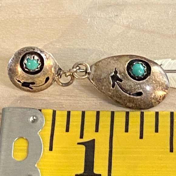 RARE Vtg Sterling and Turquoise w/Hand Carved Feather Earrings - Picture 2 of 7